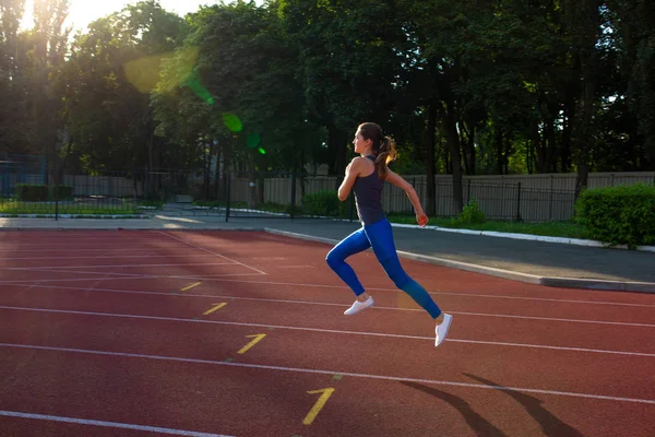 Young Sporty Girl Grey Shirt Blue Leggings Jumping Sunny Evening — Stock Photo, Image