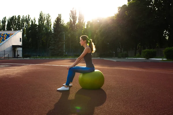 Ajuste Mujer Joven Haciendo Ejercicios Con Pelota Forma Estadio Día — Foto de Stock