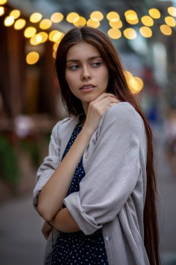 Şehrin ışıkları arka plan üzerinde sokak, poz çok esmer kadın