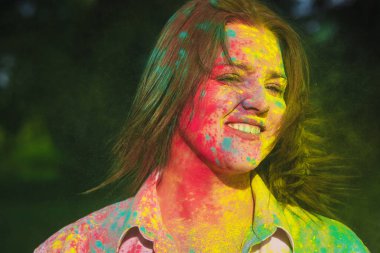 Pembe ve sarı Holi boya ile kaplı şirin esmer kadın portresi portre 