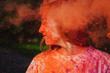 Şık beyaz sarışın kadın turuncu Boya Holi patlayan ile poz closeup çekim
