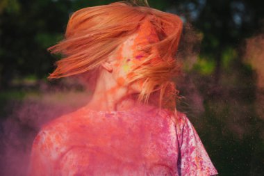 Pembe Holi boya patlayan ile poz saç uçan ile güzel sarışın kadın