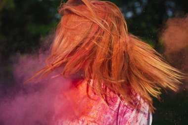 Pembe Holi boya patlayan ile poz saç uçan ile güzel sarışın kız