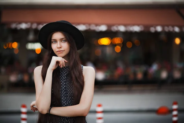 Mulher Morena Romântica Usando Chapéu Vestido Vintage Posando Rua Cidade — Fotografia de Stock