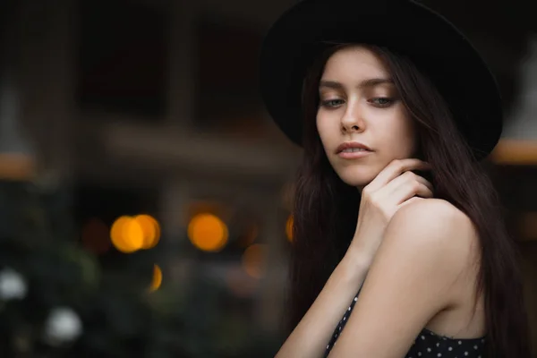 Magnífica Chica Morena Con Sombrero Vestido Vintage Posando Calle Ciudad — Foto de Stock