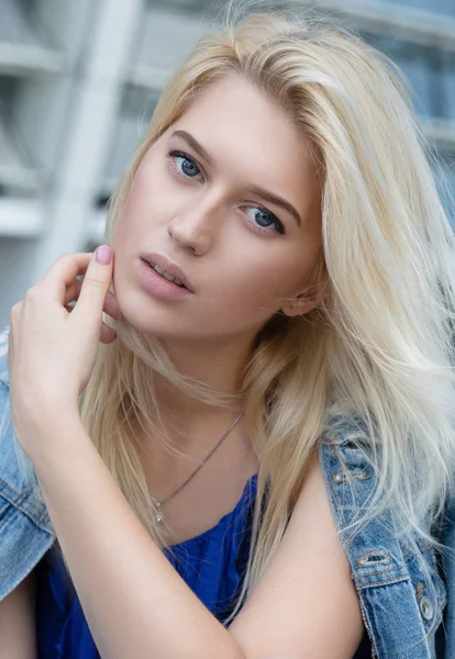 Primer Plano Retrato Hermosa Chica Ojos Azules Con Maquillaje Natural —  Fotos de Stock