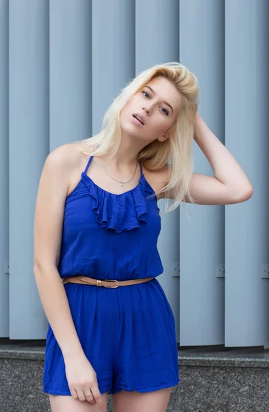 Schattige Blonde Model Modieuze Romper Poseren Buurt Van Metalen Luiken — Stockfoto