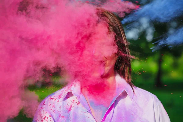 Retrato Una Alegre Mujer Caucásica Posando Una Nube Pintura Seca — Foto de Stock