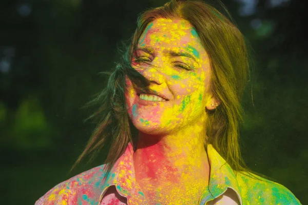 Retrato Cerca Una Alegre Morena Cubierta Pintura Holi Rosa Amarilla — Foto de Stock