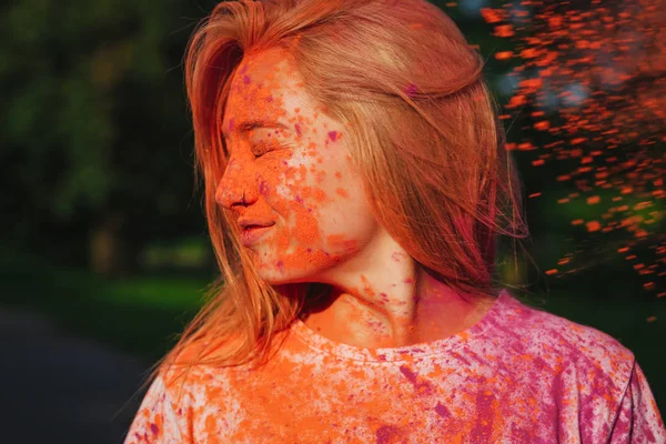 Zbliżenie Shot Piękny Kaukaski Kobiety Pozowanie Wybuchające Pomarańczowy Różowy Farby — Zdjęcie stockowe