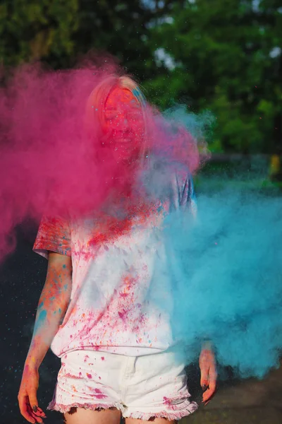 Atractiva Modelo Rubia Posando Una Nube Una Pintura Holi Seca — Foto de Stock