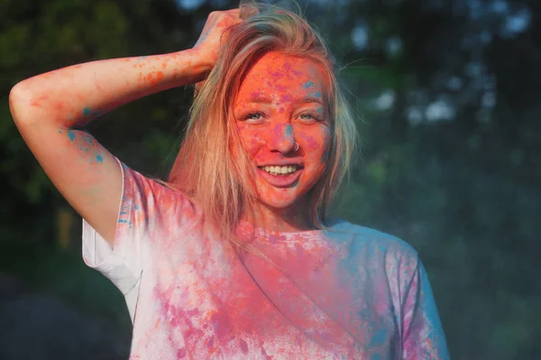 Ευτυχισμένος Ξανθιά Κοπέλα Παίζει Colofrul Ξηρό Χρώμα Καλοκαίρι Φεστιβάλ Holi — Φωτογραφία Αρχείου