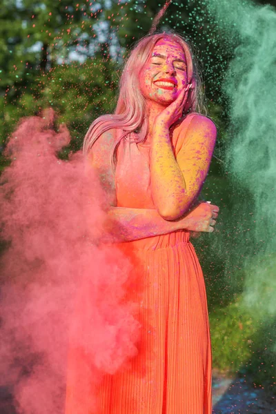 Emotional Blonda Femeie Păr Lung Pozând Explozie Violet Verde Holi — Fotografie, imagine de stoc