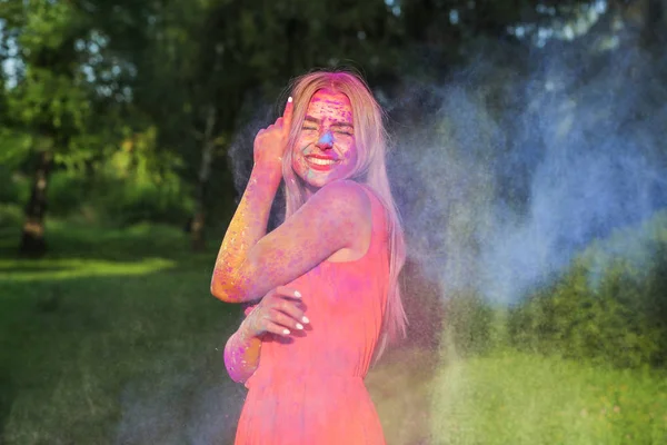 Δροσερό Ξανθό Μοντέλο Εκρηγνυόμενη Πολύχρωμα Χρώματα Που Γιορτάζουν Φεστιβάλ Holi — Φωτογραφία Αρχείου