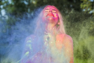 Holi festival kutluyor patlayan renkli boya ile sevimli sarışın kadın