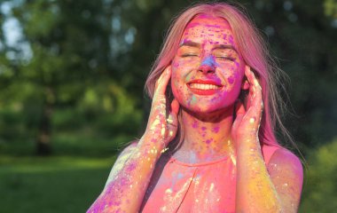 Neşeli sarışın kadın uzun saçlı pembe ve mor kuru boya Holi, metin için yer kaplı