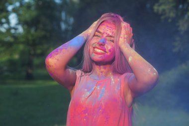 Güzel genç kız bir bulut mavi boya yaz Holi Festivali ayakta