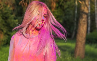 Kuru boya ile Holi oynarken rüzgar saç çırpınan ile genç kafkas kadın 