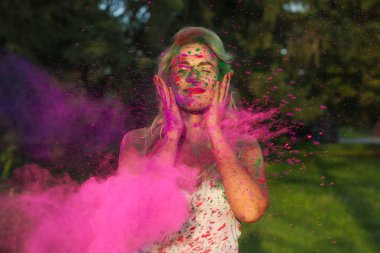 Holi Festivali kuru boya renk sıçrama ile poz mutlu beyaz kadın 