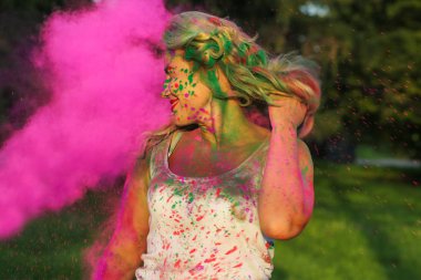 Neşeli beyaz model Holi Festivali kuru boya renk sıçrama ile poz 