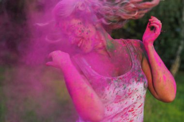 Holi Festivali kutlayan pembe kuru boya, bir bulut güzel beyaz kızı