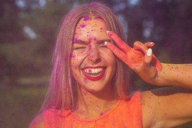 Holi festival kutluyor barış hareketi gösterilen neşeli sarışın kadın