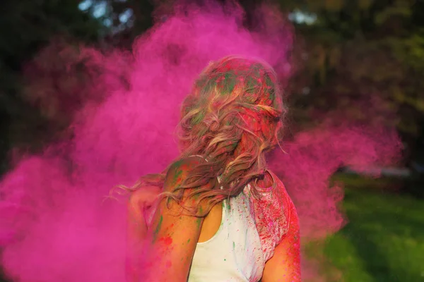 Αρκετά Καυκάσιος Μοντέλο Σγουρά Μαλλιά Ποζάρει Ένα Σύννεφο Ροζ Χρώμα — Φωτογραφία Αρχείου