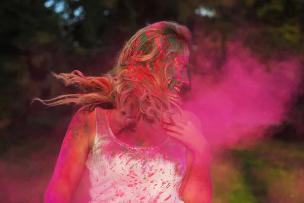 Alegre Mujer Caucásica Iwith Pelo Rizado Pie Una Nube Pintura —  Fotos de Stock