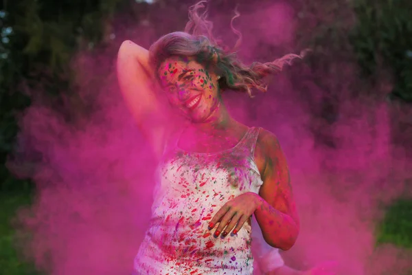 Ευτυχισμένος Καυκάσιος Γυναίκα Ένα Σύννεφο Ροζ Χρώμα Ξηρό Γιορτάζοντας Holi — Φωτογραφία Αρχείου