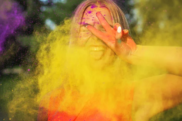 Rindo Jovem Mulher Uma Nuvem Tinta Amarela Holi Mostrando Gesto — Fotografia de Stock