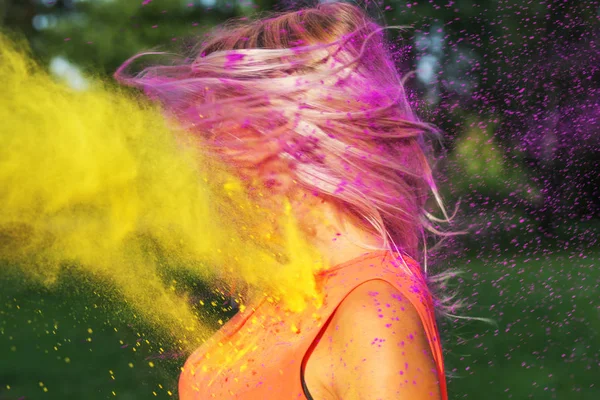 Красивая Белая Женщина Развевающимися Волосами Ветру Играющая Сухой Краской Холи — стоковое фото