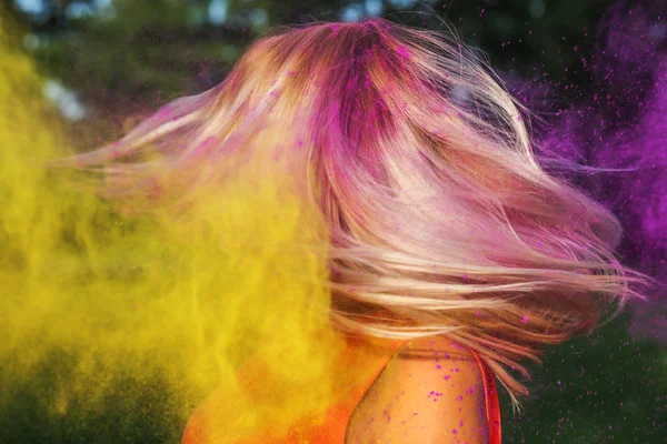 Θηλυκή Ξανθιά Μαλλιά Φουσκωμένο Από Τον Άνεμο Την Έκρηξη Χρωμάτων — Φωτογραφία Αρχείου