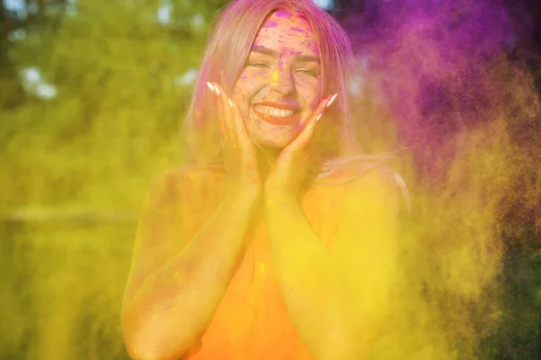 Râzând Femeie Tânără Pozând Vopsea Galbenă Explodată Festivalul Holi Vară — Fotografie, imagine de stoc