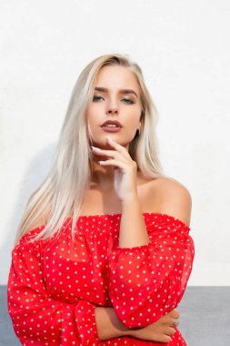 İçinde yumuşak günbatımı ışığı poz çıplak omuz ile moda sarışın kadın 