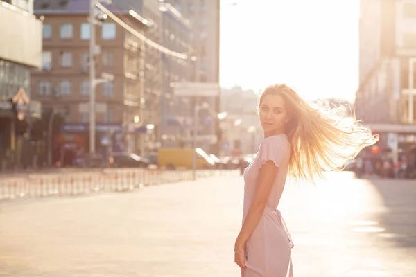 Великолепная Блондинка Трепещущими Волосами Позирующая Авеню Лучах Солнца Пустое Пространство — стоковое фото