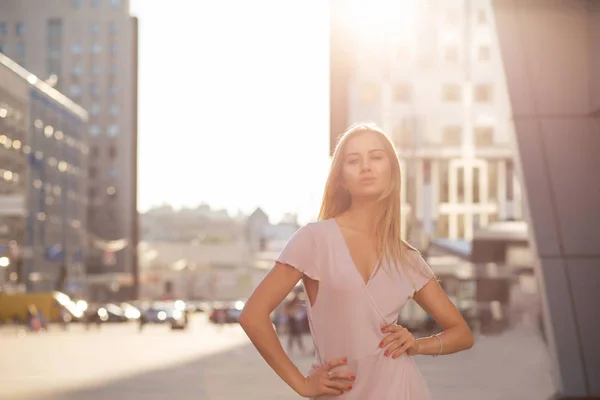 Mulher Loira Impressionante Vestido Rosa Andando Pela Rua Luz Suave — Fotografia de Stock