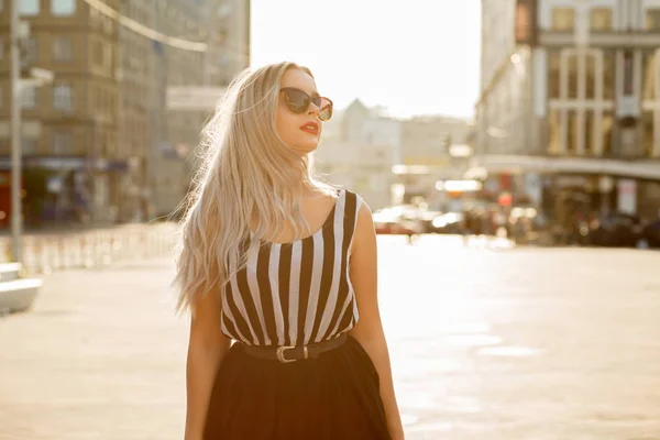 Gorgeous Blond Kvinna Bär Glasögon Promenader Promenader Längs Gatan Med — Stockfoto