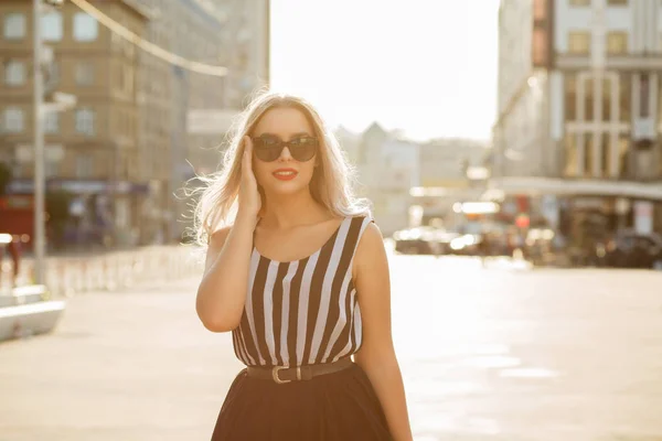 Gatan Porträtt Eleganta Glad Kvinna Glas Njuter Sommardag Tomt Utrymme — Stockfoto