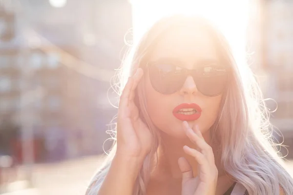 Closeup Portrait Fashionable Blonde Woman Wearing Glasses Walking City Sunny — Stock Photo, Image
