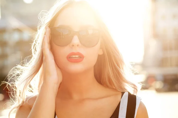 Closeup Portrait Glamor Blonde Woman Wearing Glasses Walking Street Sunny — Stock Photo, Image