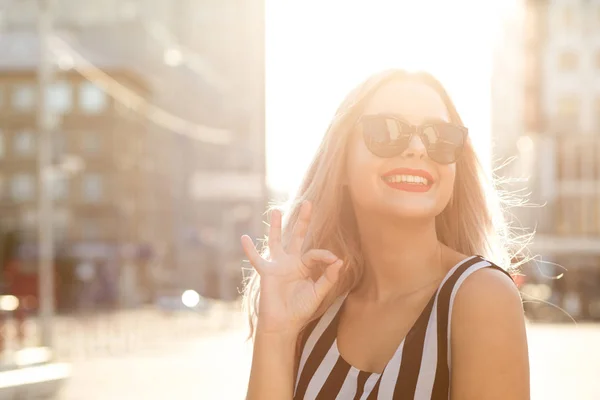 Urban Portrait Glamor Cheerful Woman Glasses Showing Gesture Enjoying Summer — Stock Photo, Image
