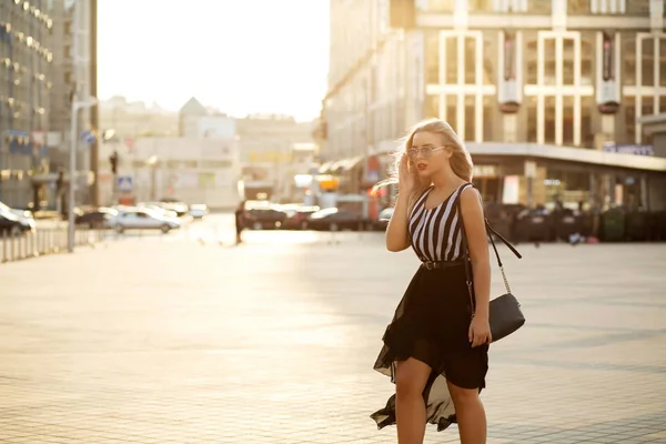 Ganska Ung Kvinna Som Bär Glasögon Promenader City Solig Kväll — Stockfoto