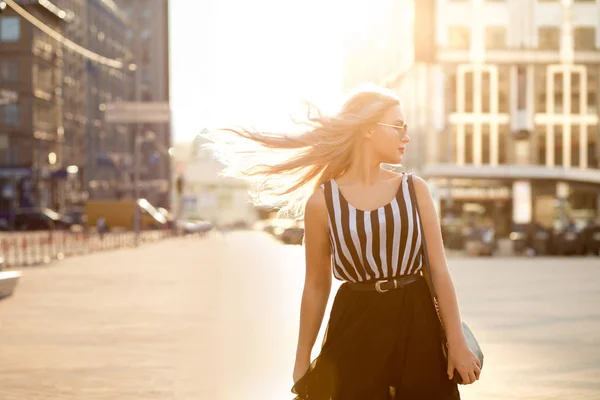 Utomhus Porträtt Snygg Blond Modell Bär Glasögon Och Chiffong Klänning — Stockfoto