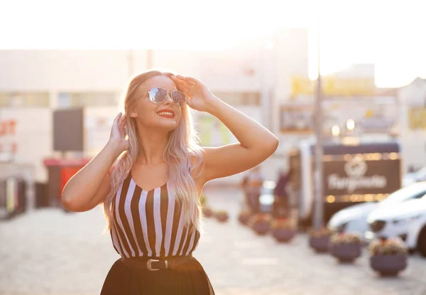 Lifestyle Outdoor Portrait Joyful Young Woman Wearing Glasses Walking Street — Stock Photo, Image