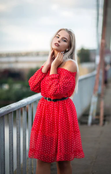 Przetargowej Kobieta Blonde Noszenie Modnych Czerwona Sukienka Pozowanie Moście Godzinach — Zdjęcie stockowe