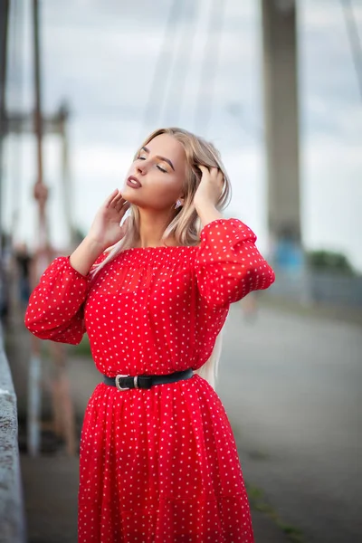 Mulher Loira Macia Com Olhos Fechados Posando Ponte Noite — Fotografia de Stock