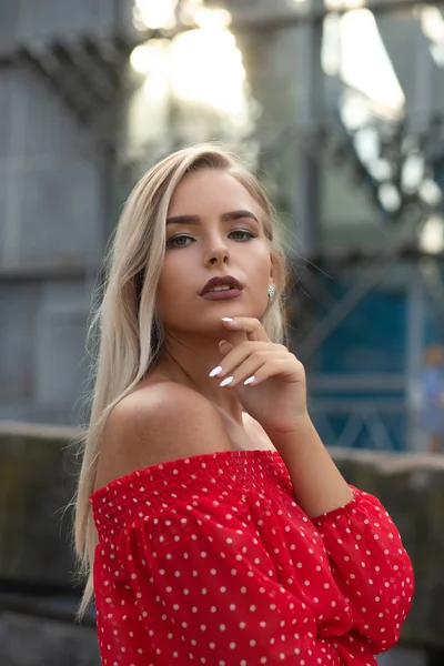 Charmiga Blond Modell Med Nakna Axlar Poserar Mjuk Solnedgången Ljus — Stockfoto