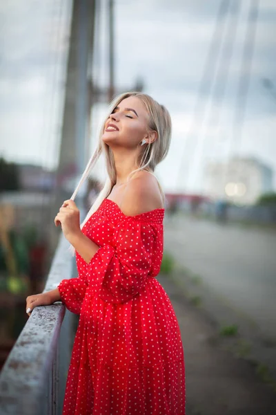 Modelo Loira Alegre Vestindo Chiffon Vestido Vermelho Posando Ponte Noite — Fotografia de Stock