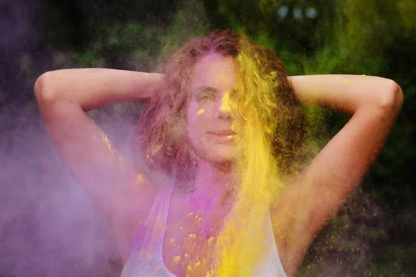 Fajny Kaukaski Kobieta Falowane Włosy Gry Kolorowe Farby Suche Festiwalu — Zdjęcie stockowe