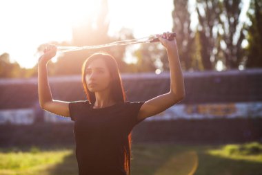 Çok güzel sportif modeli stadyumda önce egzersiz germe. Açık güneş ışınları ile vurdu. Boş alan